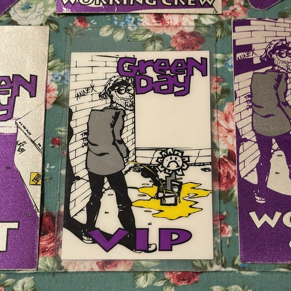 GREEN DAY! VIP Backstage pass from the early 90’s. Purple lot _ 6 total patches. - Picture 2 of 8